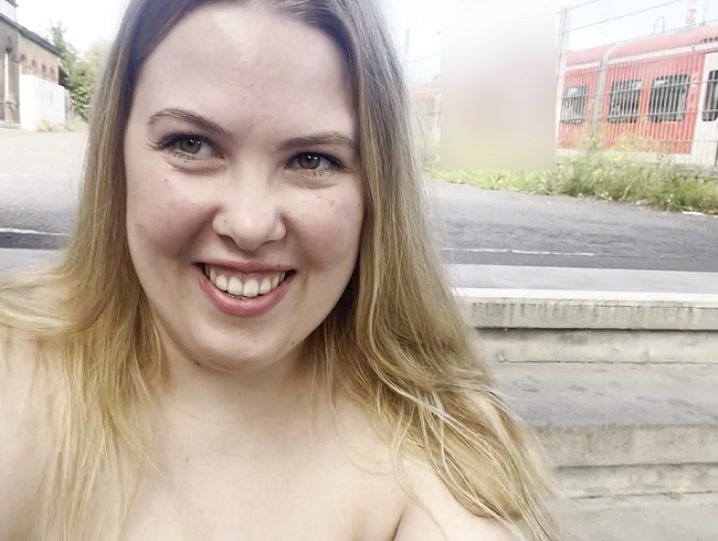 Mein Dildo lässt mich am BAHNHOF tropfen!!! Das aufregendste Video, dass ich bis jetzt gemacht habe!